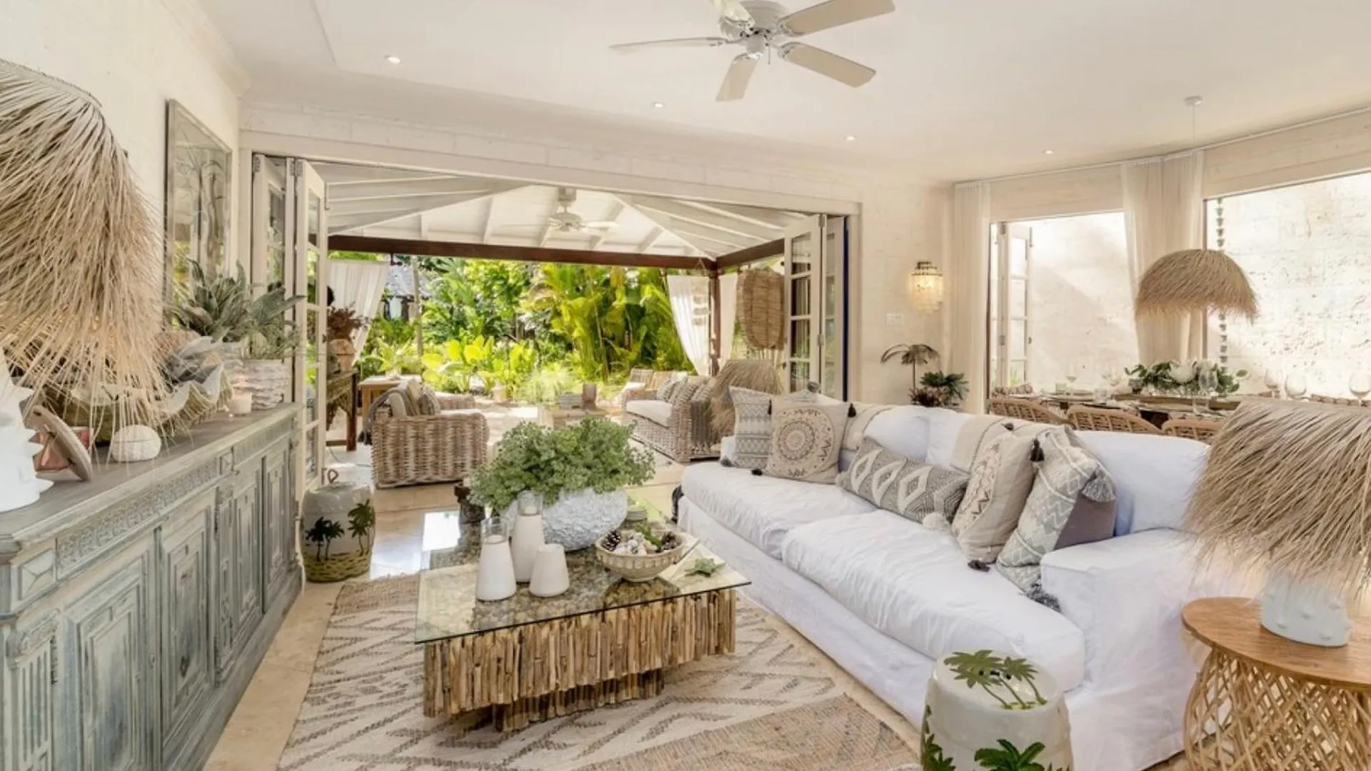 Luxurious Villa In Stunning Beach Saint Peter
